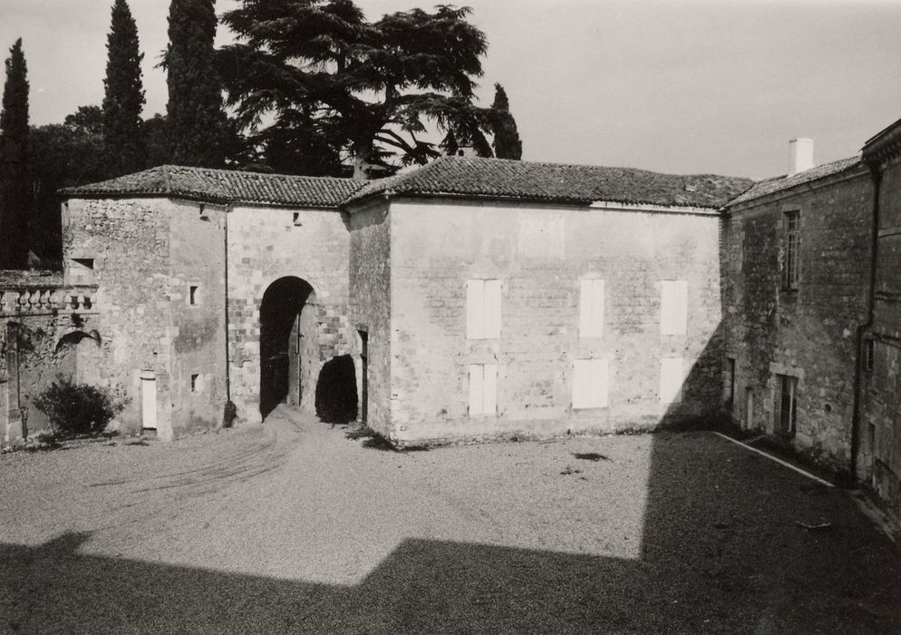 cour d’honneur, aile est, façade ouest