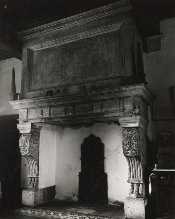 pièce non localisée, cheminée monumentale