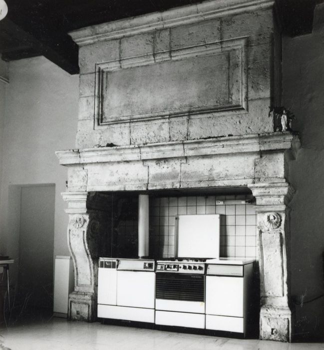pièce non localisée, cheminée monumentale