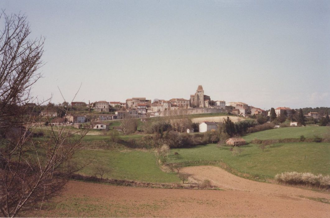 vue générale de l’église dans son environnement depuis le Sud