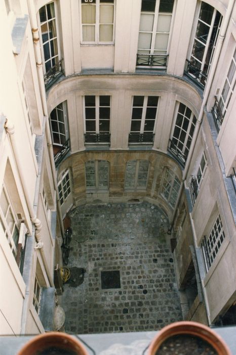 façade sur cour, vue partielle