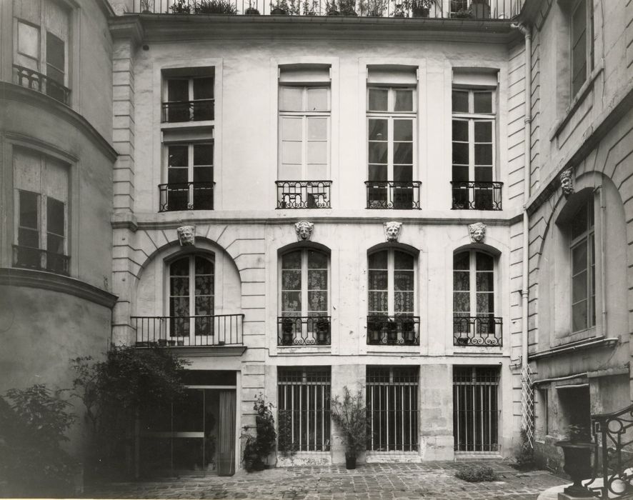 façade latérale sur cour