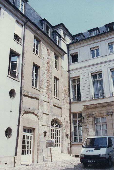 façade latérale sur la cour d’honneur