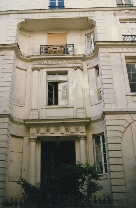 façade sur cour, vue partielle