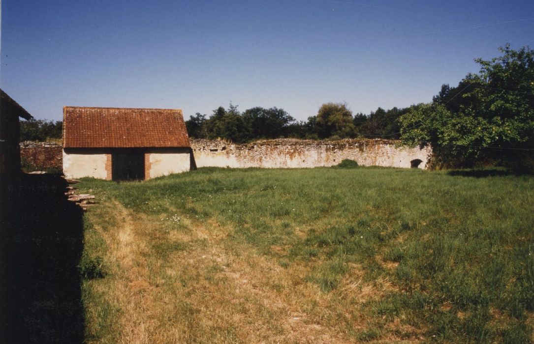 Vestiges du mur d’enceinte du château de Montfrault