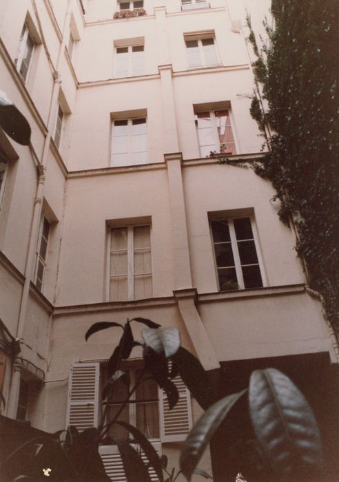 cour intérieure, vue partielle de la façade