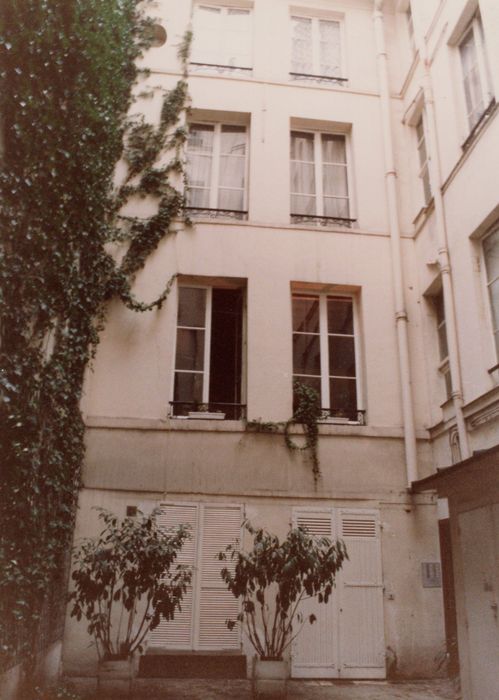 cour intérieure, vue partielle de la façade