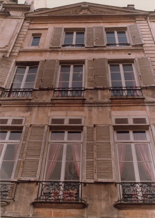 façade sur rue, vue partielle