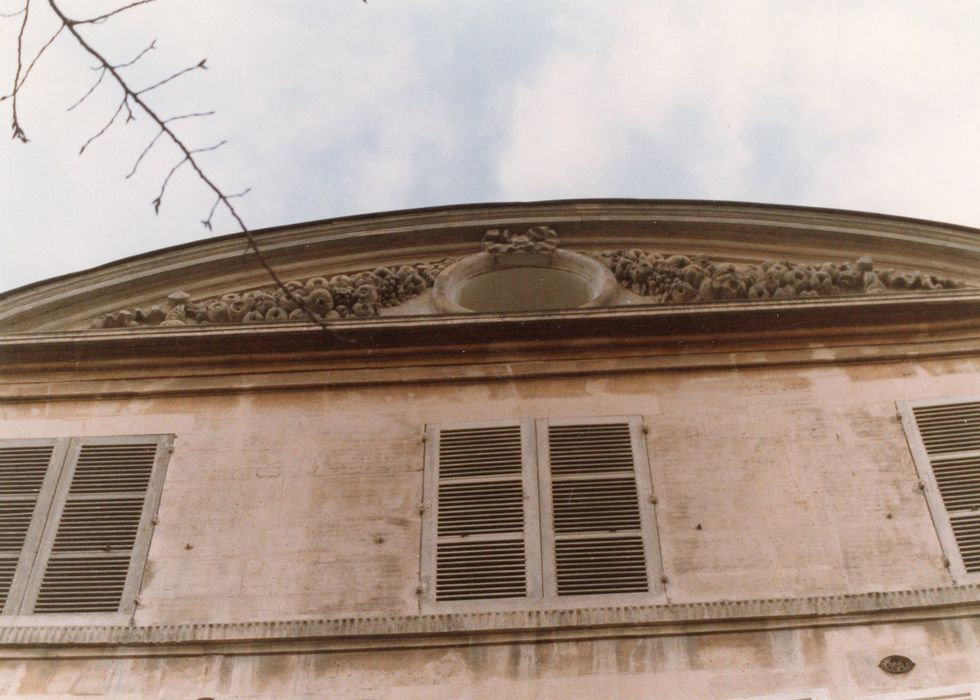 façade sur rue, détail d’un fronton