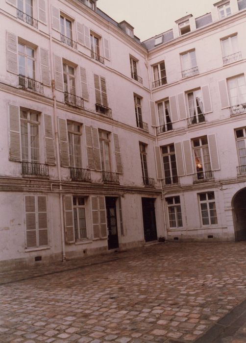 façades sur cour, vue partielle