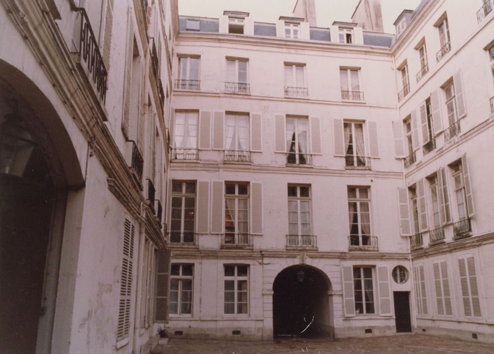 façades sur cour, vue partielle