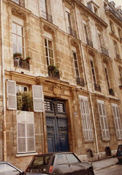 façade sur rue, vue partielle