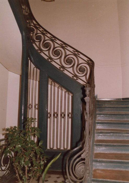 escalier principal, vue partielle