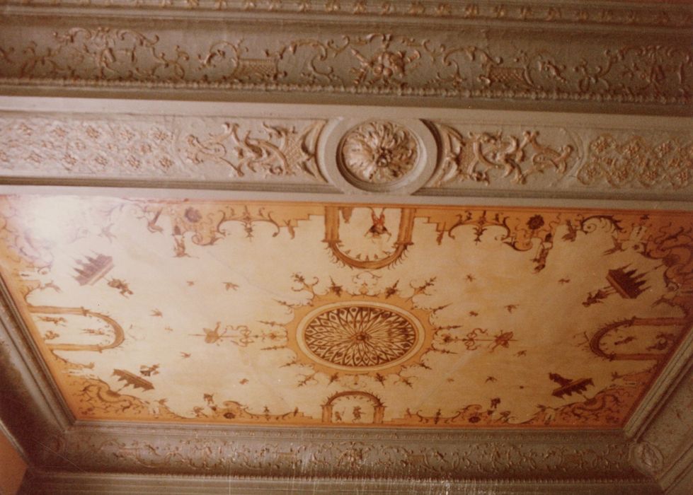 salon, vue partielle du plafond