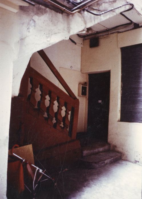 escalier de fond de cour, vue partielle