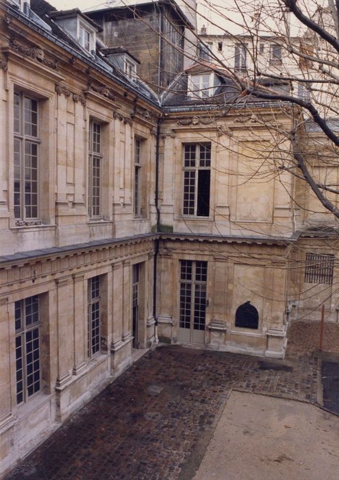 façade nord sur la cour d’honneur, vue partielle