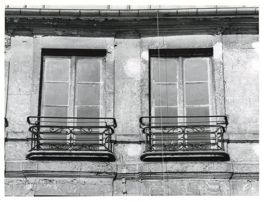 façade sur rue, détail de deux baies au 2e étage