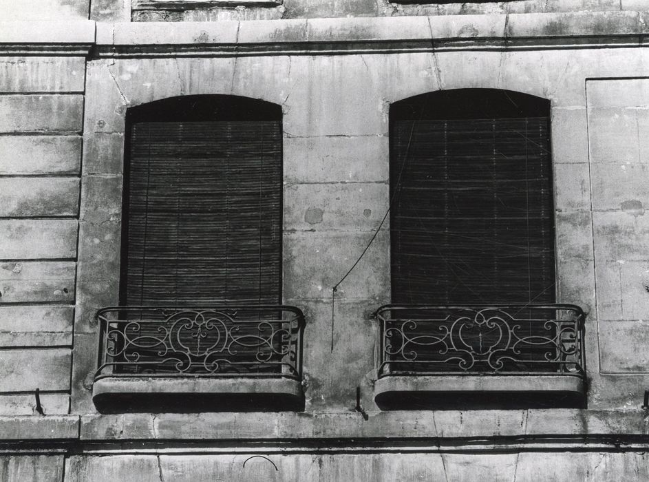 façade sur rue, détail de deux baies au 2e étage