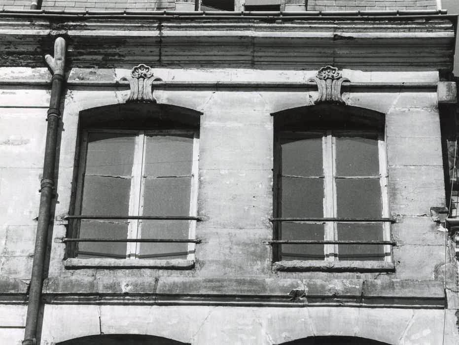 façade sur rue, détail de deux baies au 3e étage