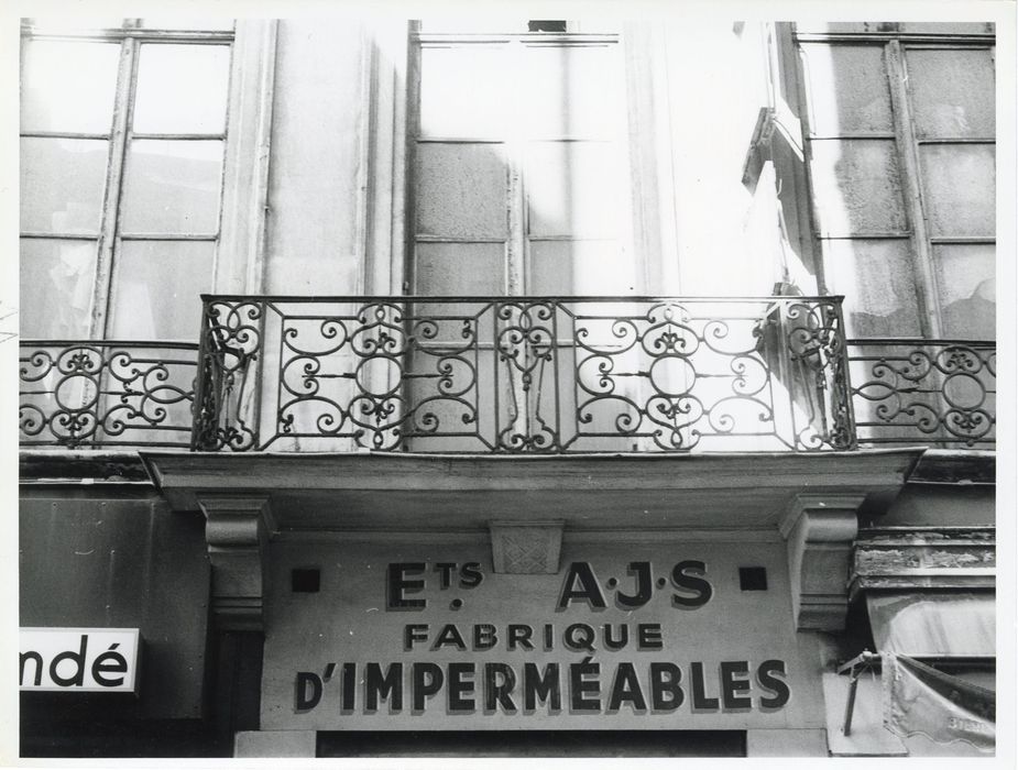 façade sur rue, détail du garde-corps du 1er niveau