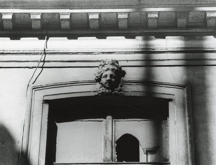 façade sur rue, détail d’un mascaron au 1er niveau