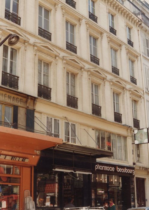 façade sur la rue Rambuteau, vue partielle