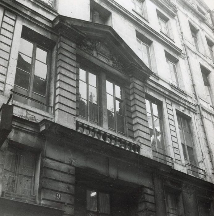 façade sur rue, vue partielle