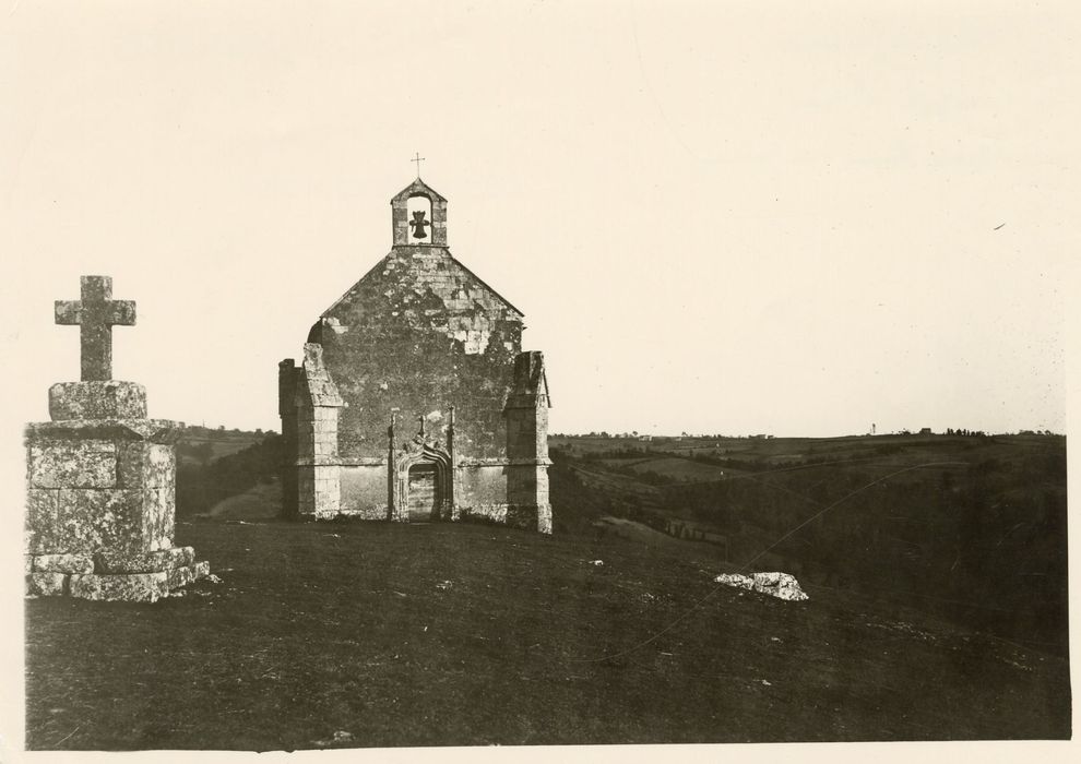 vue générale de la chapelle dans son environnement depuis l’Ouest