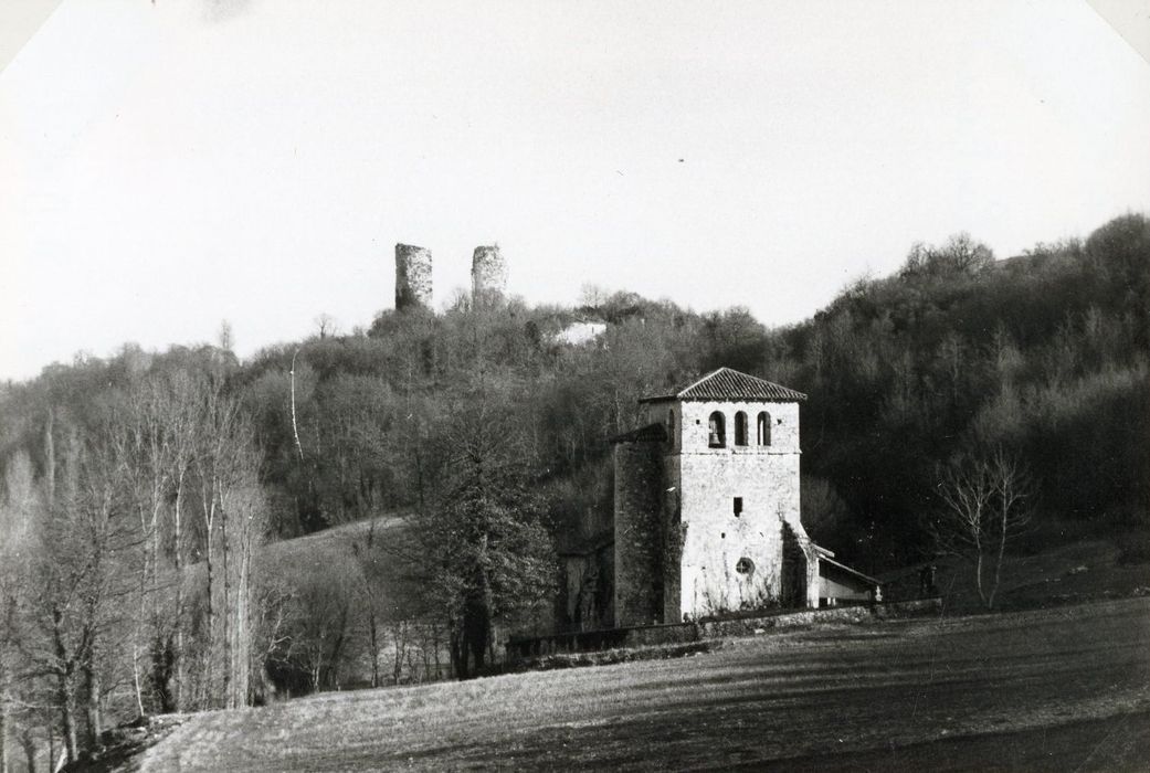 vue générale de l’église dans son environnement depuis l’Ouest