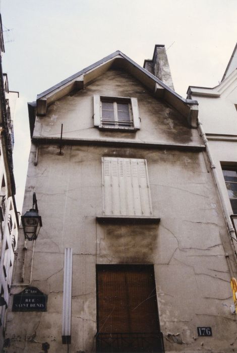 façade sur rue, vue partielle