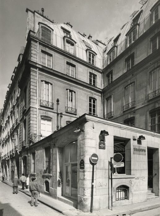 vue partielle des façades depuis la rue