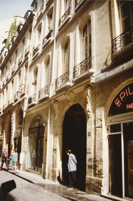 façade sur rue, vue partielle