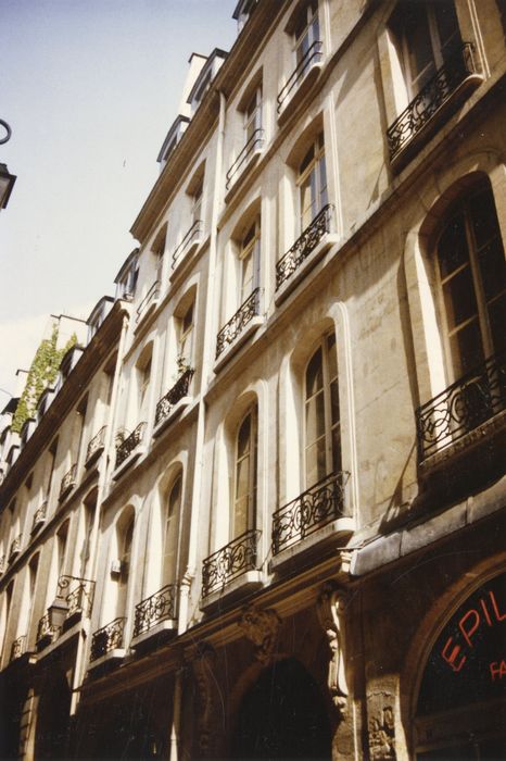 façade sur rue, vue partielle