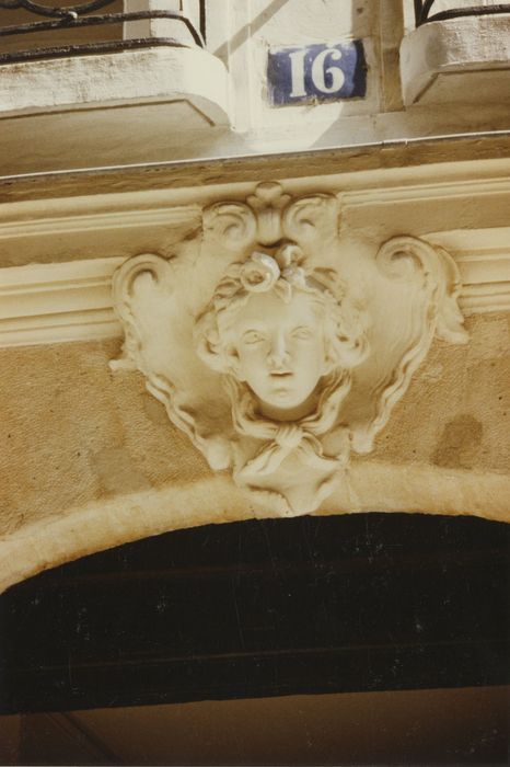 portail d’accès sur rue, détail du mascaron