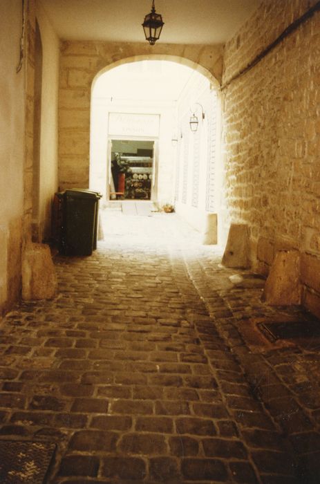 passage entre la rue et la cour intérieure, vue partielle