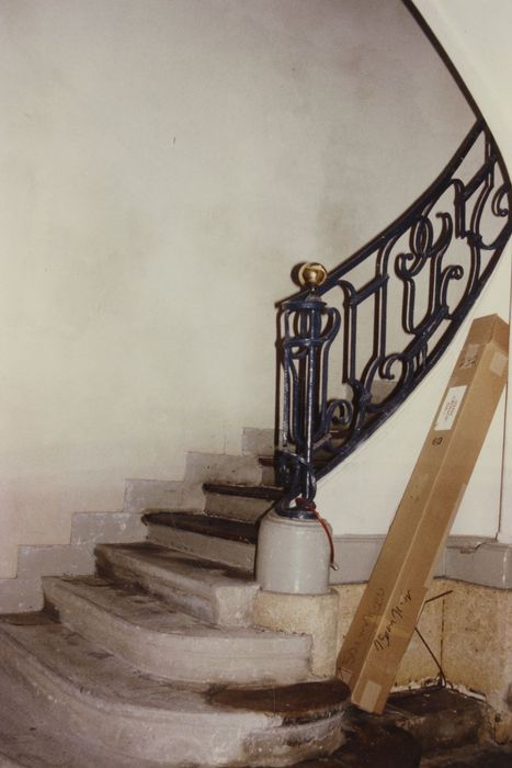 escalier situé dans l’aile sur rue, détail du départ de la rampe