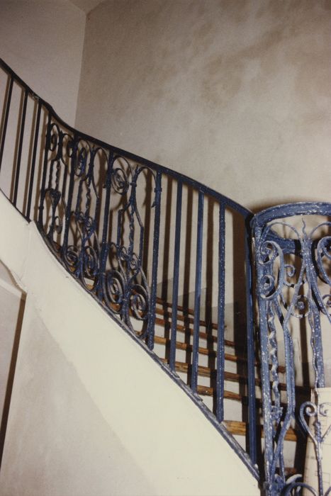 escalier monumental en fond de cour, détail de la rampe