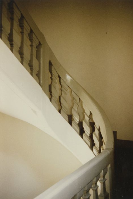 escalier monumental en fond de cour, détail de la rampe à partir du 2e étage