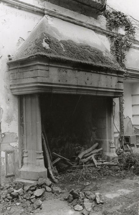 rez-de-chaussée de l’aile 18e siècle, cheminée monumentale remployée