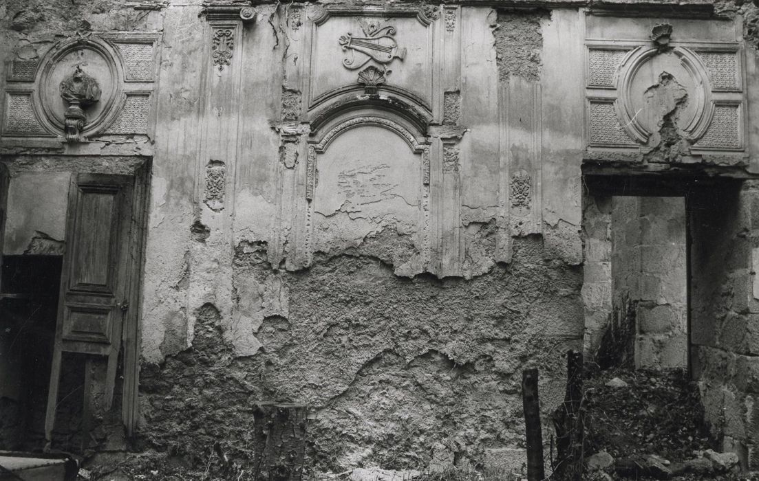 rez-de-chaussée, salon de musique, vue partielle des décors ruinés