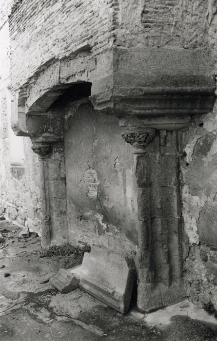 vestige du bâtiment médiéval, cheminée monumentale