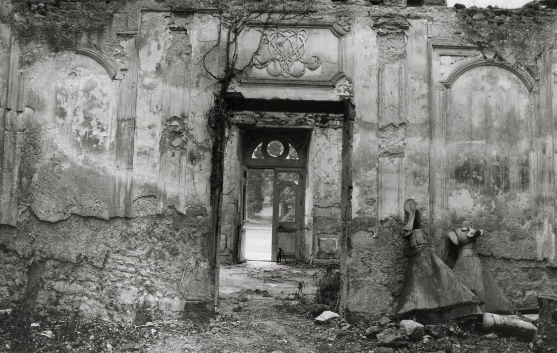 rez-de-chaussée, salon de musique, vue partielle des décors ruinés