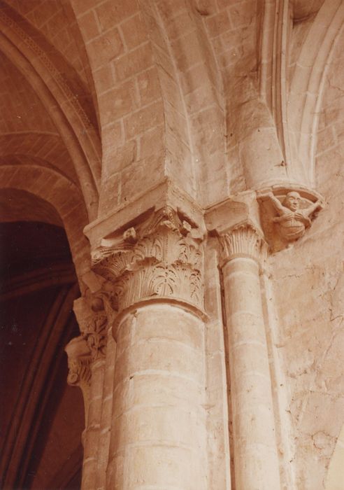 croisée du transept, pile sud-est, détail des chapiteaux sculptés