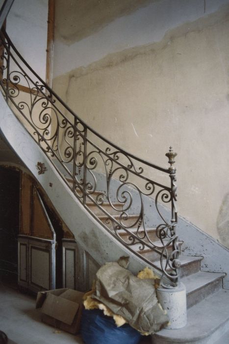 escalier principal, vue partielle