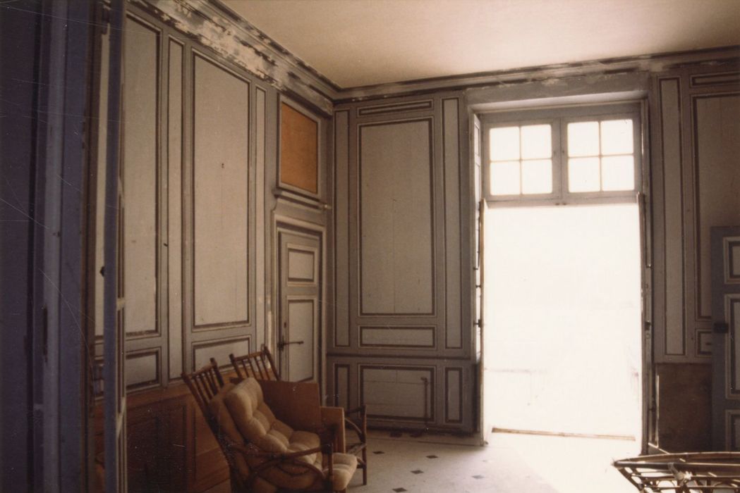 vestibule, vue partielle des lambris de revêtement