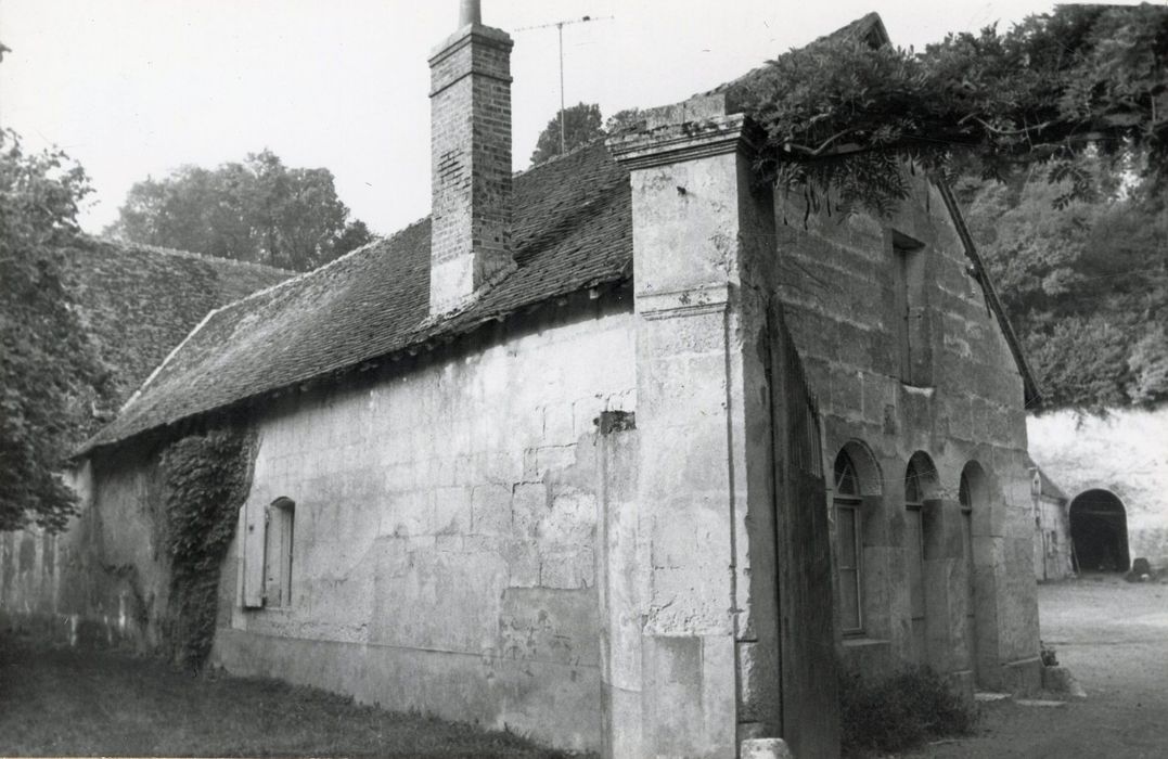 bâtiment fermant la cour de ferme au sud