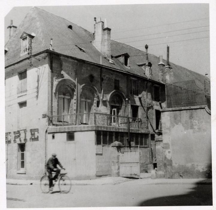 vue partielle des façades depuis la rue