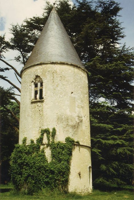 tour isolée abritant la chapelle