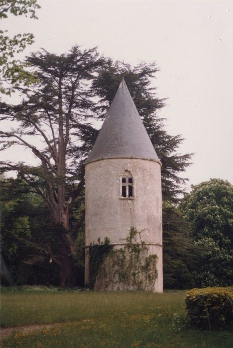 tour isolée abritant la chapelle