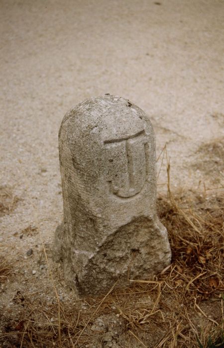 détail d’une des borne de la cour de la ferme